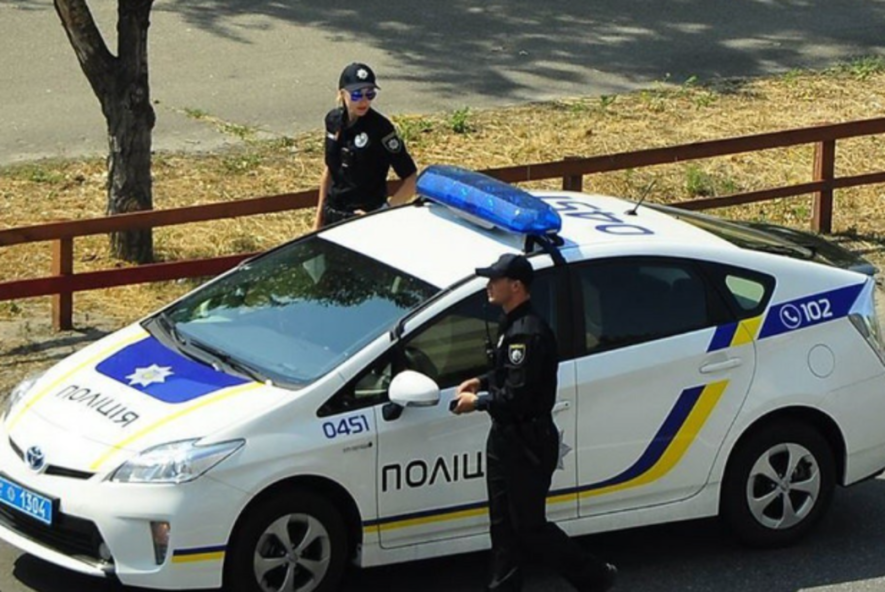Крики й удари по голові: на Київщині стався скандал і напад на поліцейського