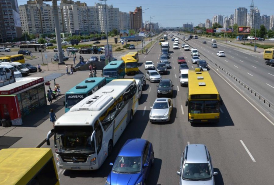 Заблокований рух транспорту і поліція на дорогах: де в Києві зараз складно проїхати