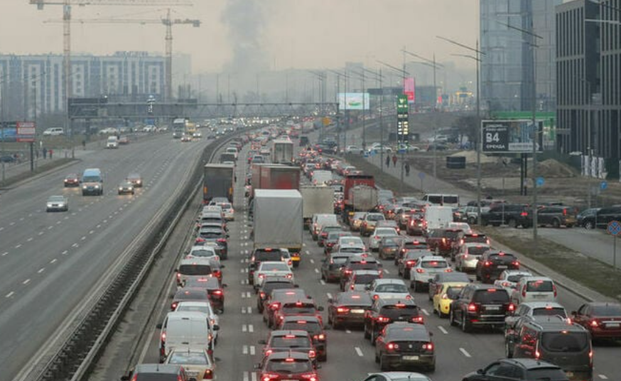 У Києві заблоковано дорожній рух: кілометрові затори і обмеження