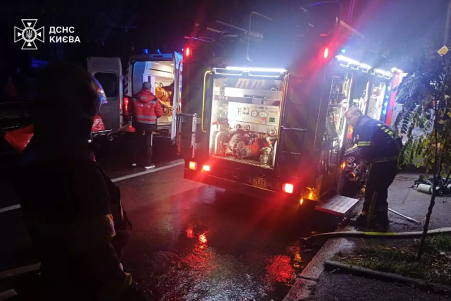 Спалах вогню і сильне задимлення: ДСНС Києва евакуювала мешканців будинку, – ФОТО