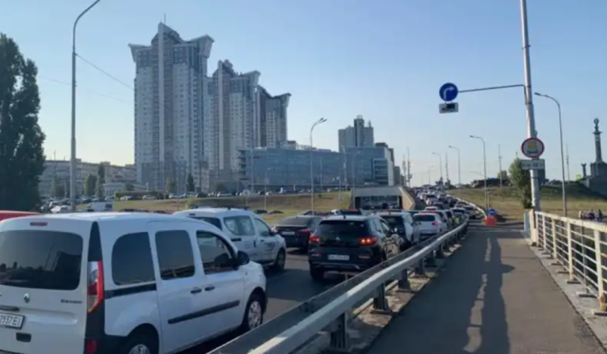 Перекриття доріг і зупинка транспорту: в Києві запровадили обмеження