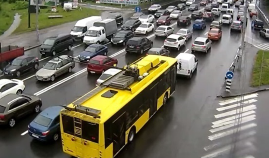 Одна з найбільших доріг Києва у заторах: поліція обмежила дорожній рух