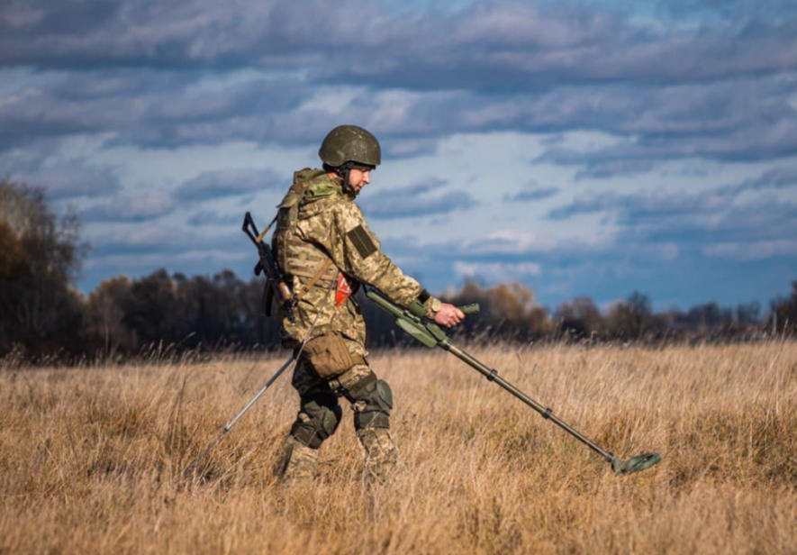 Смертельна зона на Київщині: сапери знайшли декілька мін і снаряд, – ФОТО