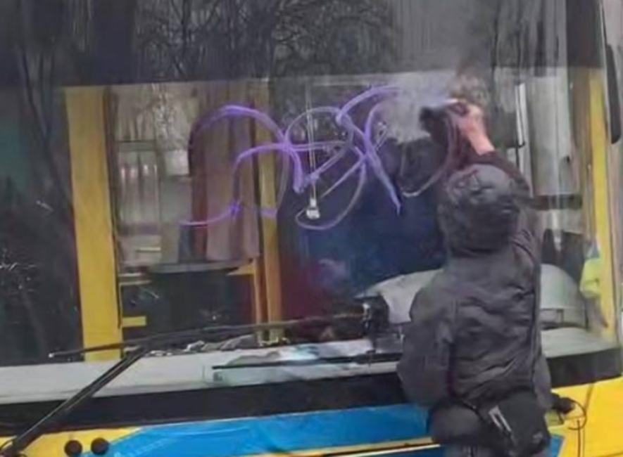 Графіті на тролейбусі: в Києві група підлітків влаштувала заборонені розваги – деталі Графіті на тролейбусі: в Києві група підлітків влаштувала заборонені розваги – деталі