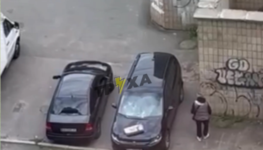 На Теремках жінка кидала цеглу на припарковані авто: порушницю затримали, – ВІДЕО