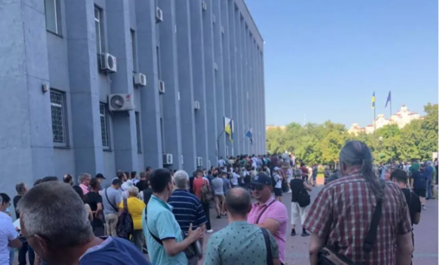 У столичних ЦНАПах аншлаг: люди займають чергу з 5 ранку, – ФОТО, ВІДЕО У столичних ЦНАПах аншлаг: люди займають чергу з 5 ранку, – ФОТО, ВІДЕО