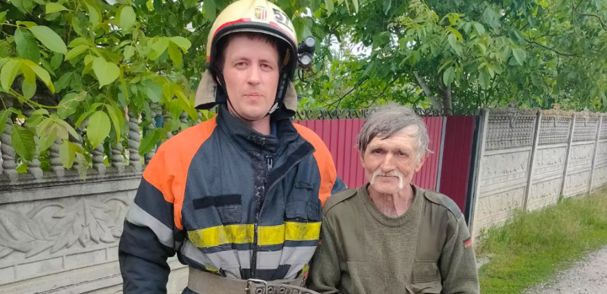 Під Києвом рятували пенсіонера, який опинився в колодязі, – ФОТО