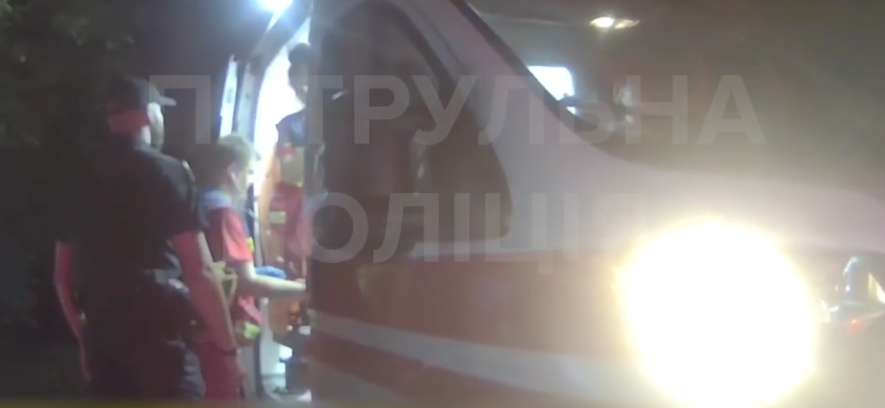 Впала і травмувалася: на Київщині патрульні допомогли жінці, яка впала на вулиці, – ВІДЕО