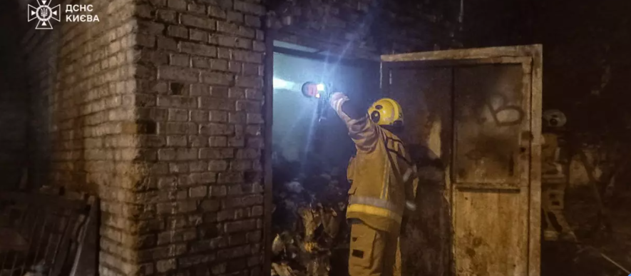 Загорілось сміття і вогонь перекинувся на покрівлю: у Києві горіла недіюча будівля Загорілось сміття і вогонь перекинувся на покрівлю: у Києві горіла недіюча будівля