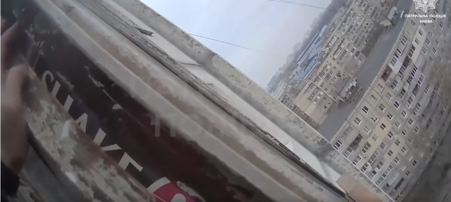 У Києві врятували жінку, яка намагалася вкоротити собі віку, – ВІДЕО