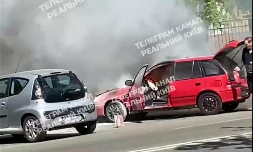 У Києві зайнявся автомобіль: димом накрило житловий квартал У Києві зайнявся автомобіль: димом накрило житловий квартал