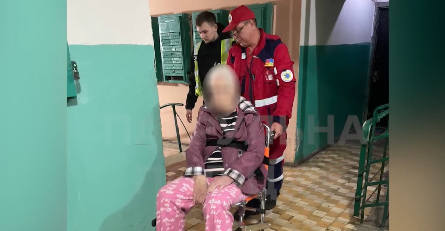 У Києві допомогли 79-річній бабусі, яка стала заручницею власного житла, – ВІДЕО порятунку