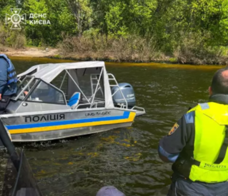 Смерть у водоймі Києва: рятувальники дістали тіло утопленика, – деталі Смерть у водоймі Києва: рятувальники дістали тіло утопленика, – деталі