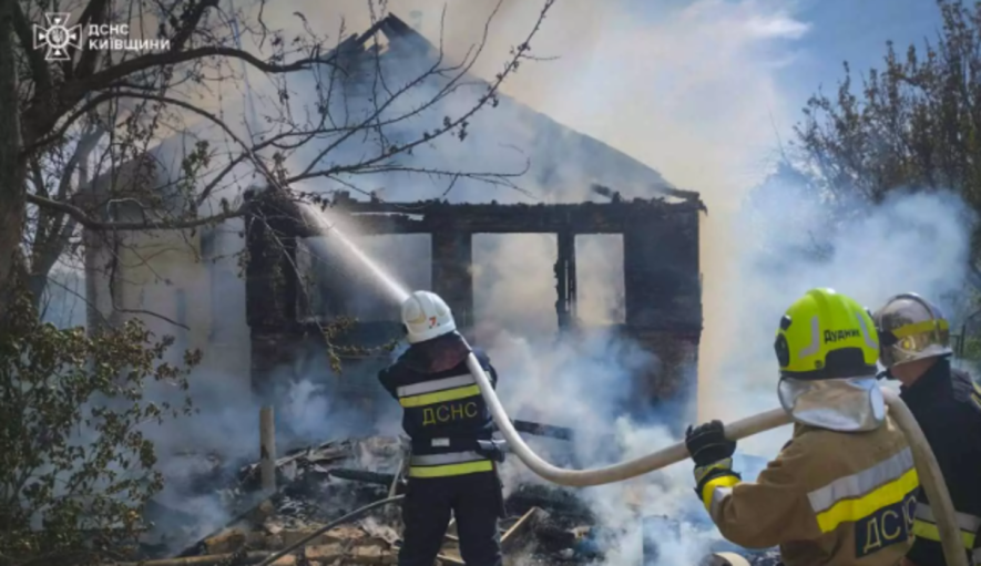 Вогонь палав з вікон і на даху: рятувальники загасили моторошну пожежу на Київщині, – ФОТО Вогонь палав з вікон і на даху: рятувальники загасили моторошну пожежу на Київщині, – ФОТО