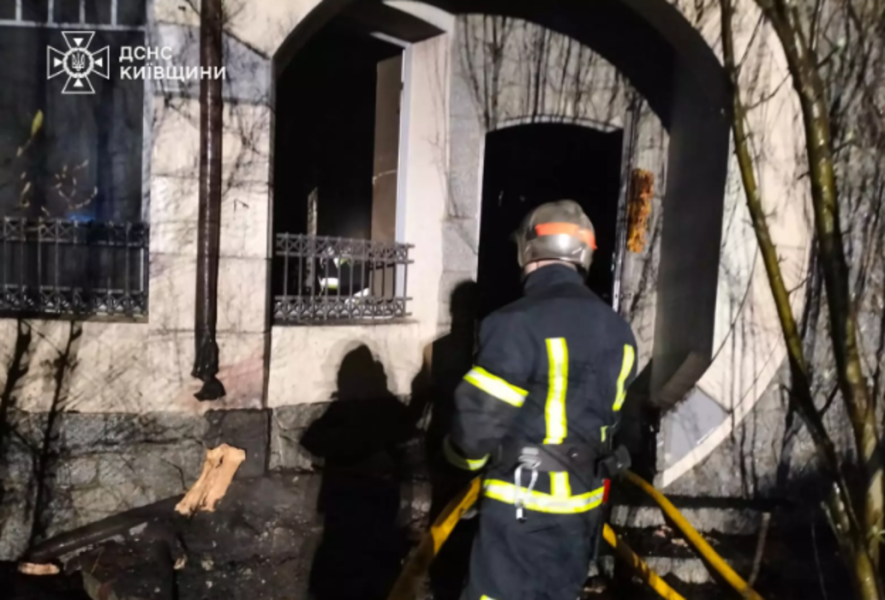 Два поверхи полум’я і згорілий дах: на Київщині сталась масштабна пожежа, – ФОТО Два поверхи полум’я і згорілий дах: на Київщині сталась масштабна пожежа, – ФОТО