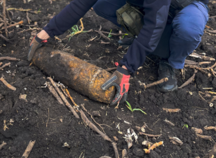 Небезпечна знахідка часів Другої світової війни: що знайшов фермер на Київщині Небезпечна знахідка часів Другої світової війни: що знайшов фермер на Київщині