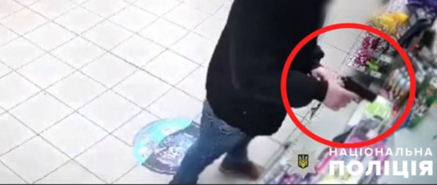 Погрожував продавщиці пістолетом: у центрі Києва сталася крадіжка в крамниці, – ФОТО Погрожував продавщиці пістолетом: у центрі Києва сталася крадіжка в крамниці, – ФОТО