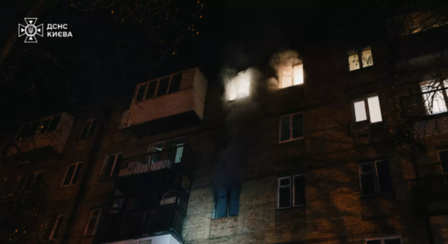 Вогняна пастка у багатоповерхівці Києва: як рятувальники визволили родину з полум’я, – ФОТО Вогняна пастка у багатоповерхівці Києва: як рятувальники визволили родину з полум’я, – ФОТО