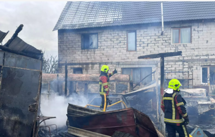 Гараж, будинок і авто у вогні: як у Києві рятувальники ліквідували масштабну пожежу, – ФОТО Гараж, будинок і авто у вогні: як у Києві рятувальники ліквідували масштабну пожежу, – ФОТО