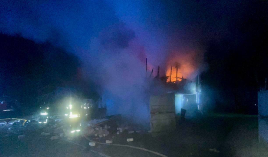 Уночі падіння уламків дронів на Київщині спричинило пожежу: подробиці від КОВА Уночі падіння уламків дронів на Київщині спричинило пожежу: подробиці від КОВА