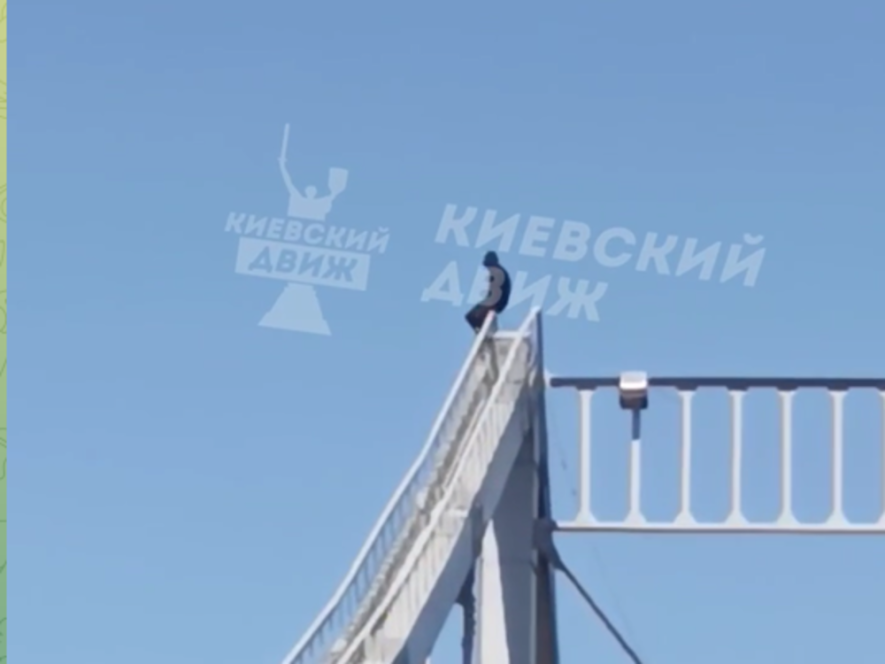 Стояв на верхівці Пішохідного мосту: у Києві врятували чоловіка, який хотів вкоротити собі віку, – ВІДЕО