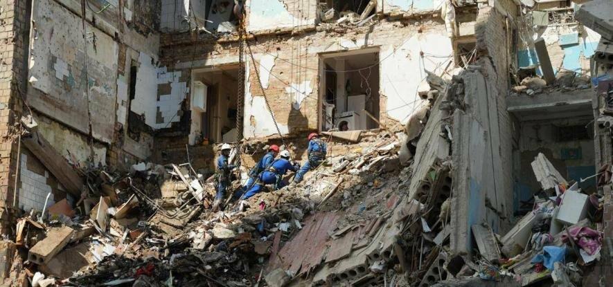У Києві зросла кількість жертв нічного удару росіян: рятувальники продовжують розбирати завали У Києві зросла кількість жертв нічного удару росіян: рятувальники продовжують розбирати завали