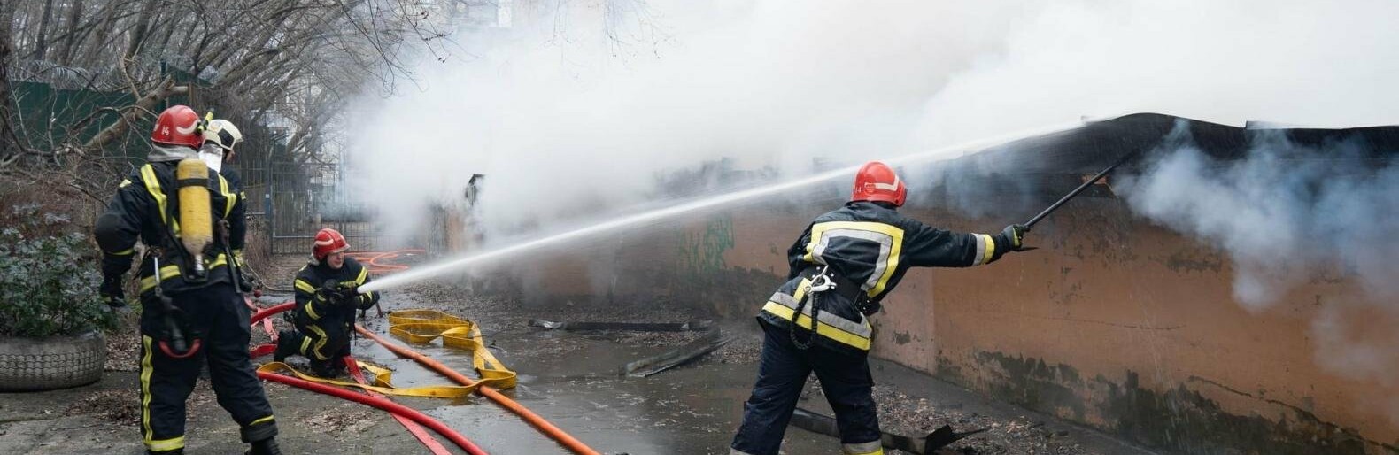 У центрі Києва сталася масштабна пожежа: вогонь приборкували три десятка рятувальників, – ФОТО