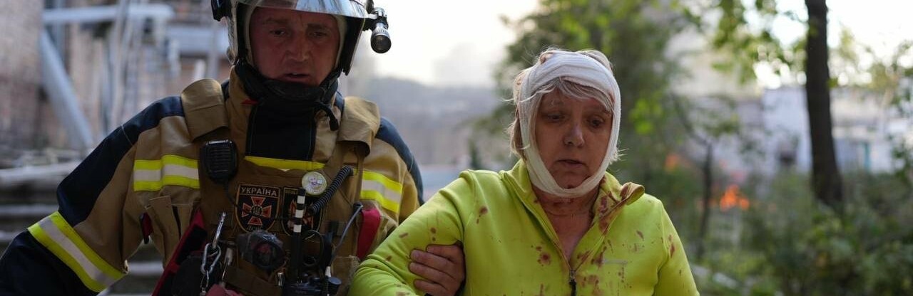 Рятувальники ліквідовують наслідки ранкових ракетних ударів по Києву, – ФОТО