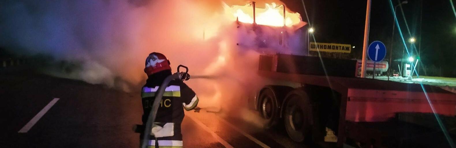 На Київщині горіла вантажівка: водія госпіталізували з опіками