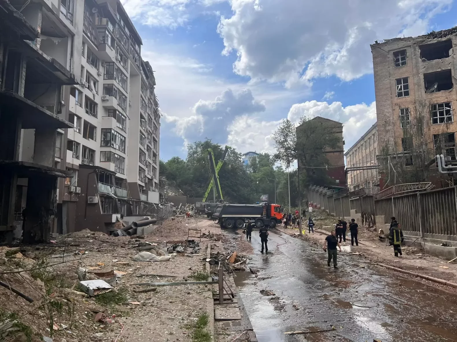 Агресор обстріляв багатоповерхівку у Києві: одна людина загинула, а п'ятеро отримали поранення, – ФОТО, ВІДЕО