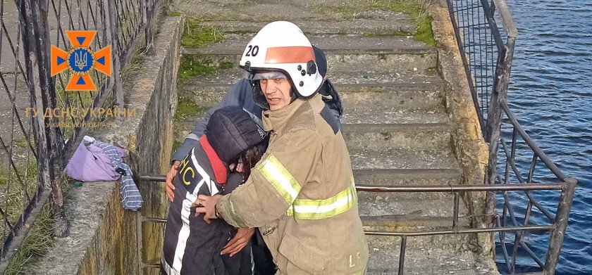 Оступилася і впала у воду: на Київщині бійці ДСНС врятували 13-річну дівчину