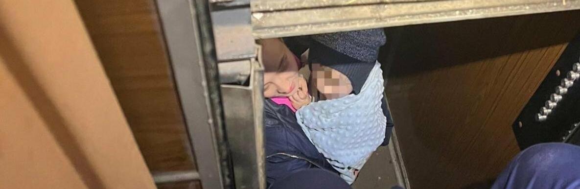 У Києві жінка з немовлям застрягли у ліфті