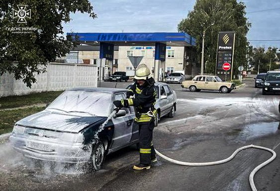 На Київщині посеред дороги загорівся автомобіль,  - ФОТО