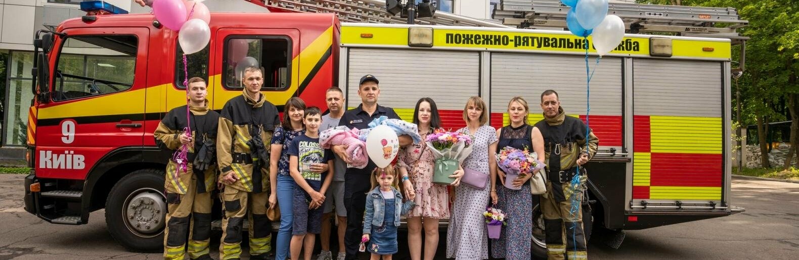 У Києві татусь-рятувальник влаштував родині сюрприз на виписку з пологового, - ВІДЕО