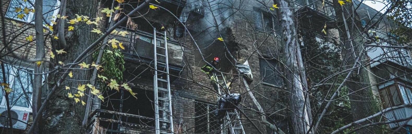 У Києві ДСНСники ліквідували наслідки ракетних обстрілів, – ФОТО
