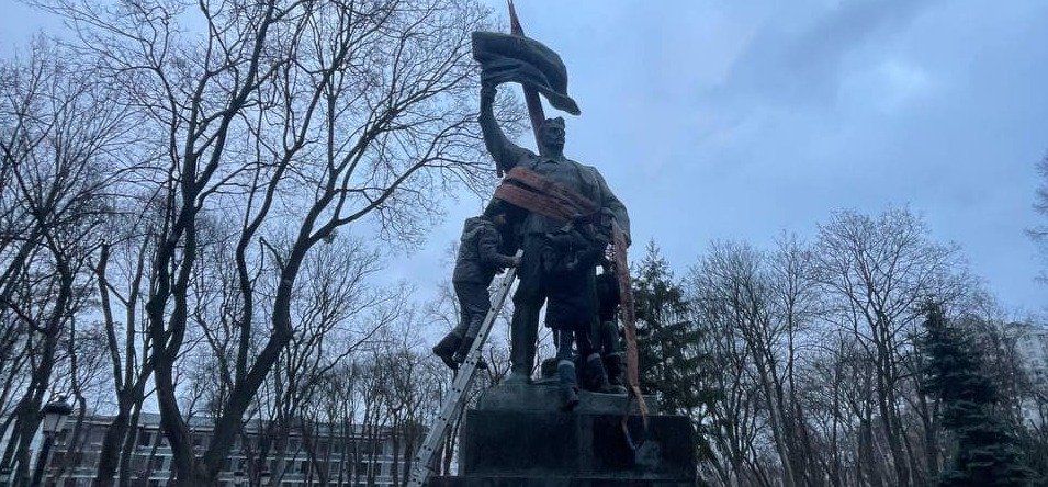 У Києві знесли ще один більшовицький пам'ятник, - ФОТО