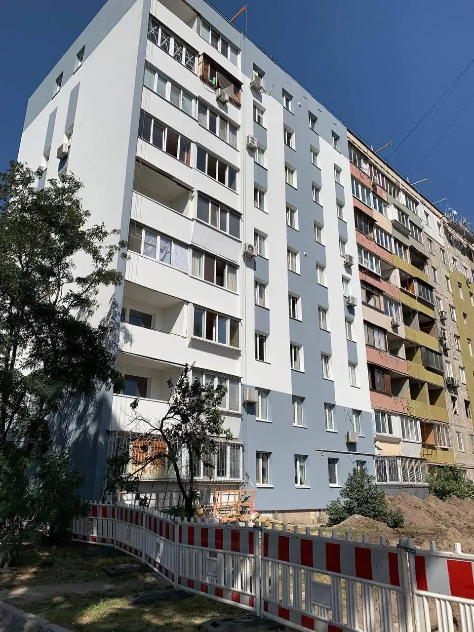 На Оболоні у Києві відновили багатоповерхівку, яка постраждала від російської ракети, – ФОТО 