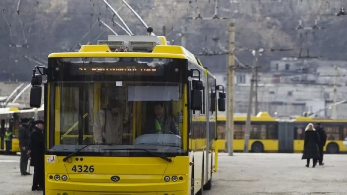 У Києві змінює рух низка маршрутів громадського транспорту
