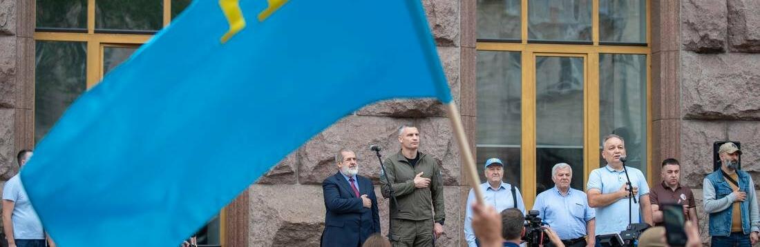 «Ми обов'язково повернемо Крим»: біля будівлі КМДА підняли кримськотатарський прапор, – ФОТО