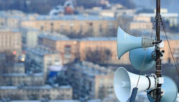 Під час відключення світла у Києві не працюють сирени: де містянам стежити за тривогою