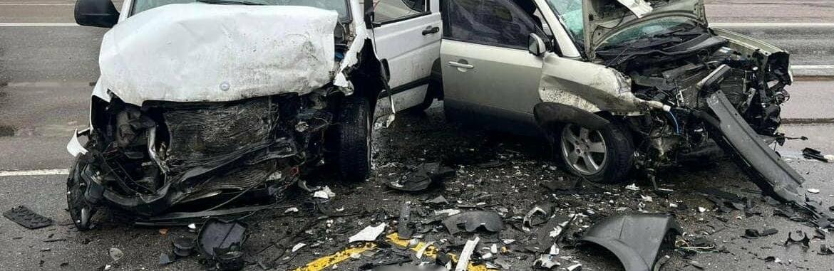 Під Києвом у лобовому зіткненні Hyundai та Mercedes постраждали 5 осіб, – ФОТО 