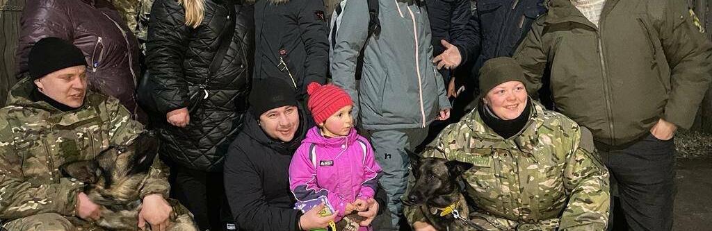 Пішла в ліс шукати маму і загубилась: на Київщині правоохоронці повернули дитину батькам, – ФОТО, ВІДЕО