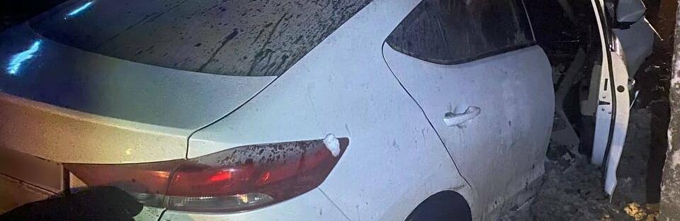 У Києві автівка на швидкості в'їхала у бетонний блок та загорілась: є постраждалий, – ФОТО