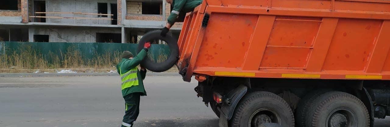 Небезпечні «прикраси»: з Дарницького района у Києві вивезли сотні старих автопокришок, – ФОТО
