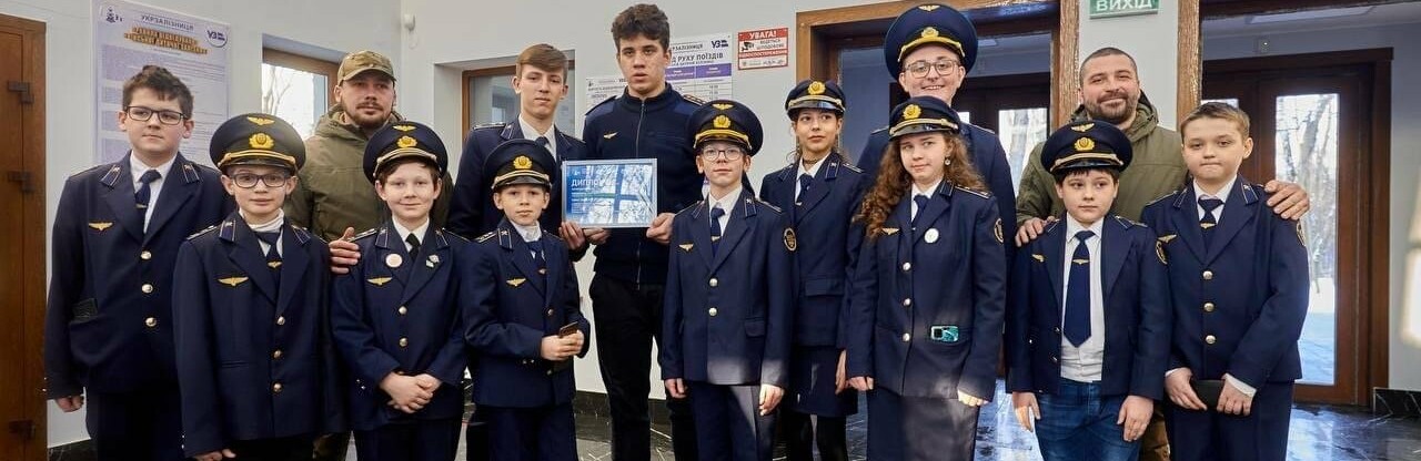 Здали 20 т макулатури: Київська залізниця зібрала кошти на дрон для ЗСУ, – ФОТО