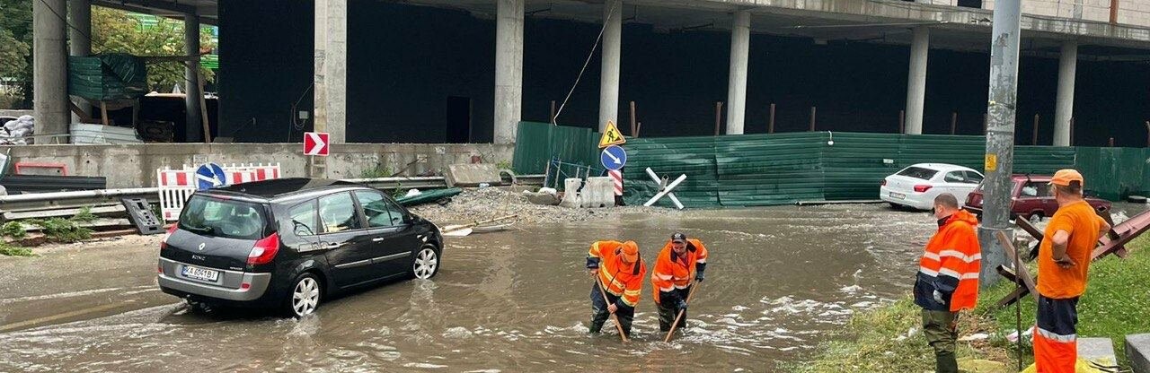 Повалені дерева, затоплені вулиці й пошкоджений міст: як Київ оговтується після сильної зливи, - ФОТО, ВІДЕО