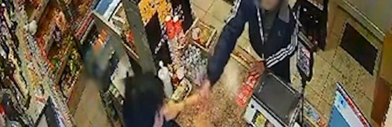 Забрала дерев’яшку і стусаном вигнала із крамниці: на Київщині продавчиня відбилася від нападника