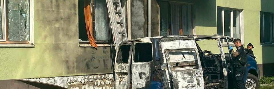 На Київщині горів автомобіль: вогонь перекинувся на п’ятиповерхівку, – ФОТО