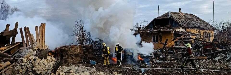 ДСНС показали ліквідацію наслідків ранкового обстрілу Києва: залучено десятки рятувальників, – ФОТО