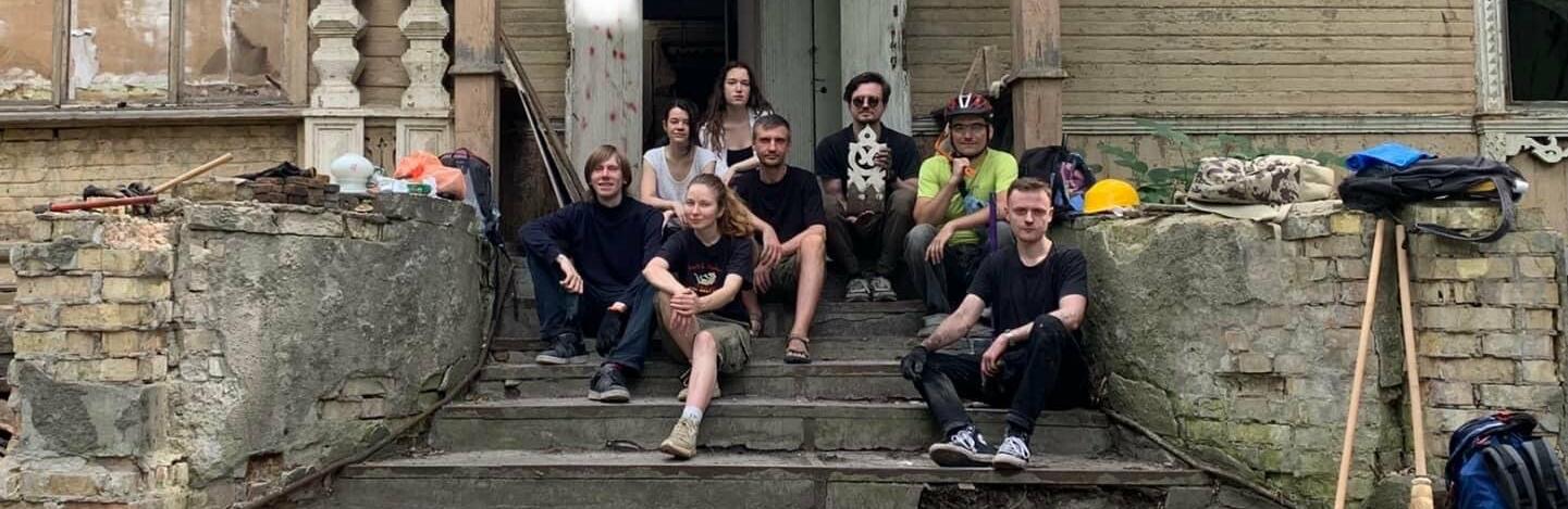 Столичні активісти продовжують відновлювати дачу-пам‘ятку в Пущі-Водиці, – ФОТО